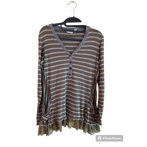 LOGO by Lori Goldstein Tops - Logo Long-Sleeved Green Striped Shirt With Lace Trim. Sz.XS